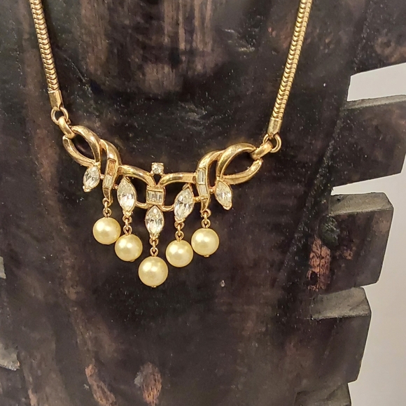 VINTAGE TRIFARI CROWN PEARL JEWELRS PENDANT GOLD TONE NECKLACE - Picture 2 of 6